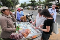 Европейцы покупают сигареты в сигаретном лотке на улице поселка  Мунье. Вьетнам. Фотограф Дмитрий Фуфаев.