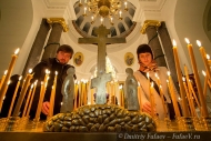 Фотограф Дмитрий Фуфаев, фотосъемка в церкви, храме, люди ставятсвечи.