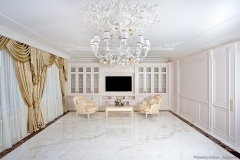 Частный интерьер гостиной. Белый цвет в интерьере.  Пол из натурального камня. Фотограф Дмитрий Фуфаев