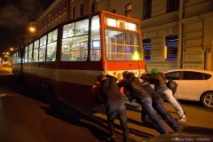 Люди толкают трамвай фото Дмитрий Фуфаев.