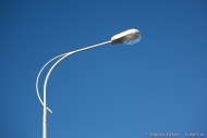 Уличый светильник фото освещения улиц СПб, фонарь на фоне голубого неба, белое на голубом