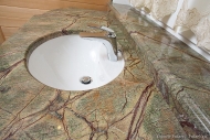 Ванная комната.  Столешница под мойку - мрамор Forest Green Интерьерный фотограф Дмитрий Фуфаев