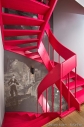 лестница в интерьере ,красная лестница фото, Деревянная красная лестница в интерьере