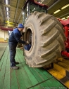 Кировский завод рабочий меняет колесо на тракторе фото