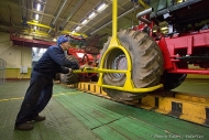 Кироский завод замена колеса трактора