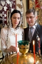 Жених и невеста ставят свечи