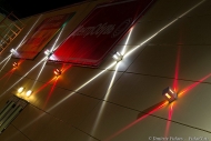 Группа светильников на здании торгового комплекса, светильники на фасаде здения фото