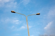 Светильники на фоне неба, два фонаря, освещение шоссе