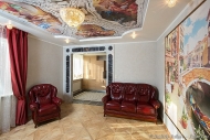 Арка из камня Grigio Carnoco в интерьере гостиной, интерьерная фотосъемка в СПб, красивая гостиная фото