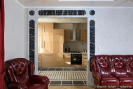 Арка из камня Grigio Carnoco в интерьере гостиной, красивая гостиная, интерьерная фотосъемка