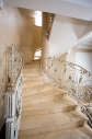Фотограф интерьеров, лестница в интерьере дома, светлая лестница, изящные перила