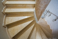Винтовая лестница в интерьере квартиры, фото интерьеров фотограф