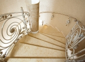 Лестница в интерьере дома, изящные перила, узор перил лестницы, фотогаф интерьеров