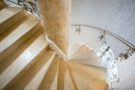 Винтовая лестница в интерьере дома, интерьерная фотосъемка, фотограф интерьеров