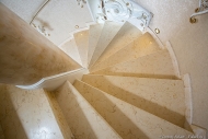 Ступени винтовой лестницы из натурального камня в частном доме, фотограф интерьеров в СПб