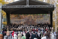 Выступление хора на празднике Сергия Радонежского - фото