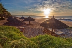 Океан, пляж, пальмы, зонтики во Вьетнаме фото