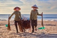 Уборка пляжа во Вьетнаме ранним утром
