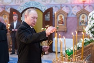 Президент России Владимир Путин ставит свечи в храме Царского села - фото