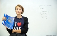 Портрет девушка с учебниками фото, реклама языкового центра