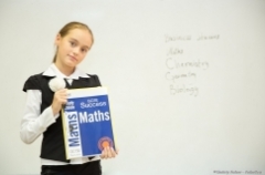 Портет девочки с учебником английского, фото для рекламы