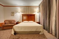 Кровать в номере Кристофф отель, спальное место в улучшенном номере отеля