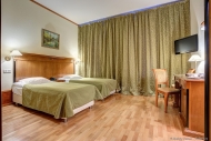 интерьерная фотосъемка отеля номер с двумя кроватями