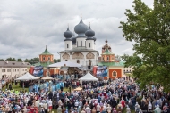 Успенский собор Тихвинского Богородичного Успенского мужского монастыря в день 500-летия.. Фото Дмитрия Фуфаева.