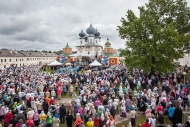 Божественная Литургия. Внутреннее каре монастыря перед Собором Успения Пресвятой Богородицы. Фото Дмитрия Фуфаева.