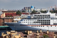 Океанический лайнер Европа в Санкт-Петербурге у  Английской набережной, Фото Дмитрия Фуфаева.
