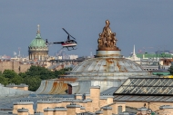 Вертолет над Академией художеств. Фотограф Дмитрий Фуфаев.