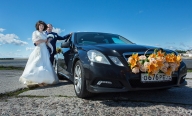 Жених и невеста у машины, свадебный фотограф Дмитрий Фуфаев