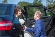 Свадебные фотографии. Встреча невесты при выходе из машины. Фото Дмитрия Фуфаева.