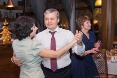 Танцы на новогоднем празднике. Фотограф на корпоратив Дмитрий Фуфаев.
