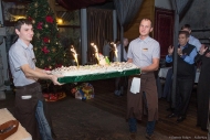 Внесение торта. Новогоднее угощение на корпоративе. Фотограф Дмитрий Фуфаев.