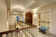 Интерьерная фотосъемка. Бутик-Отель 1852. У лестницы. Фотограф Дмитрий Фуфаев.