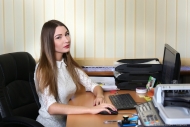 Красивый женский портрет в офисе. Фотограф Дмитрий Фуфаев - фотосъемка сотрудников.