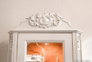 Резной деревянный фрагмент белого шкафа для посуды. Фотограф мебели и интерьеров Дмитрий Фуфаев.