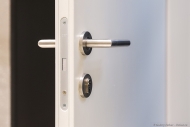 Фотосъемка дверей. Белая дверь.  Дверная ручка с замком. Фотограф Дмитрий Фуфаев.