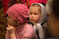 Девочки во время праздничного Богослужения в Никольском соборе.Фотограф Дмитрий Фуфаев
