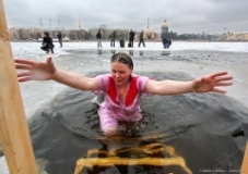 Крещенская купель. Праздник крещения Иордань на Неве. Фото Дмитрия Фуфаева.