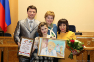 Фотография после награждения - Лиза Липай  с родителями и ее врач Лилия Радиковна Хабибулина победители федерального конкурса 
