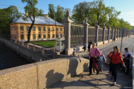 Летний дворец Петра в Летнем саду. Горожане на прачечном мосту. Решетка Летнего сада. Фотограф Дмитрий Фуфаев.