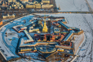 Зимний вид - Петропавловская крепость с высоты птичьего полета - 300 метров над городом. Профессиональная фотосъемка. Фотограф Дмитрий Фуфаев.