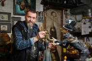 Роман Шустров - известный петербуржец кукольный художник-скульптор в своей мастерской. Фото: Дмитрий Фуфаев