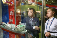 Кирилл Молодцов во время экскурсии на Нефтегазовом форуме в Москве. Фотограф на мероприятие Дмитрий Фуфаев.