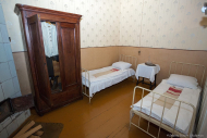 Смольный. Комната где жил  В.И. Ленин, шкаф, кровати, печь.  Фотограф Дмитрий Фуфаев.