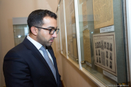 Шейх Фахим Аль-Касими директор департамента правительственных связей Эмирата Шарджа (ОАЭ) осматривает экспозицию в Смольном. Фотограф Дмитрий Фуфаев.