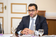 Шейх Фахим Аль-Касими директор департамента правительственных связей Эмирата Шарджа (ОАЭ) во время круглого стола в Смольном. Фотограф на деловое мероприятие Дмитрий Фуфаев.