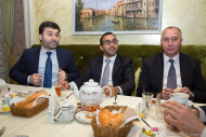 Шейх Фахим Аль-Касими с сопровождающими в ресторане. Фотограф Дмитрий Фуфаев.